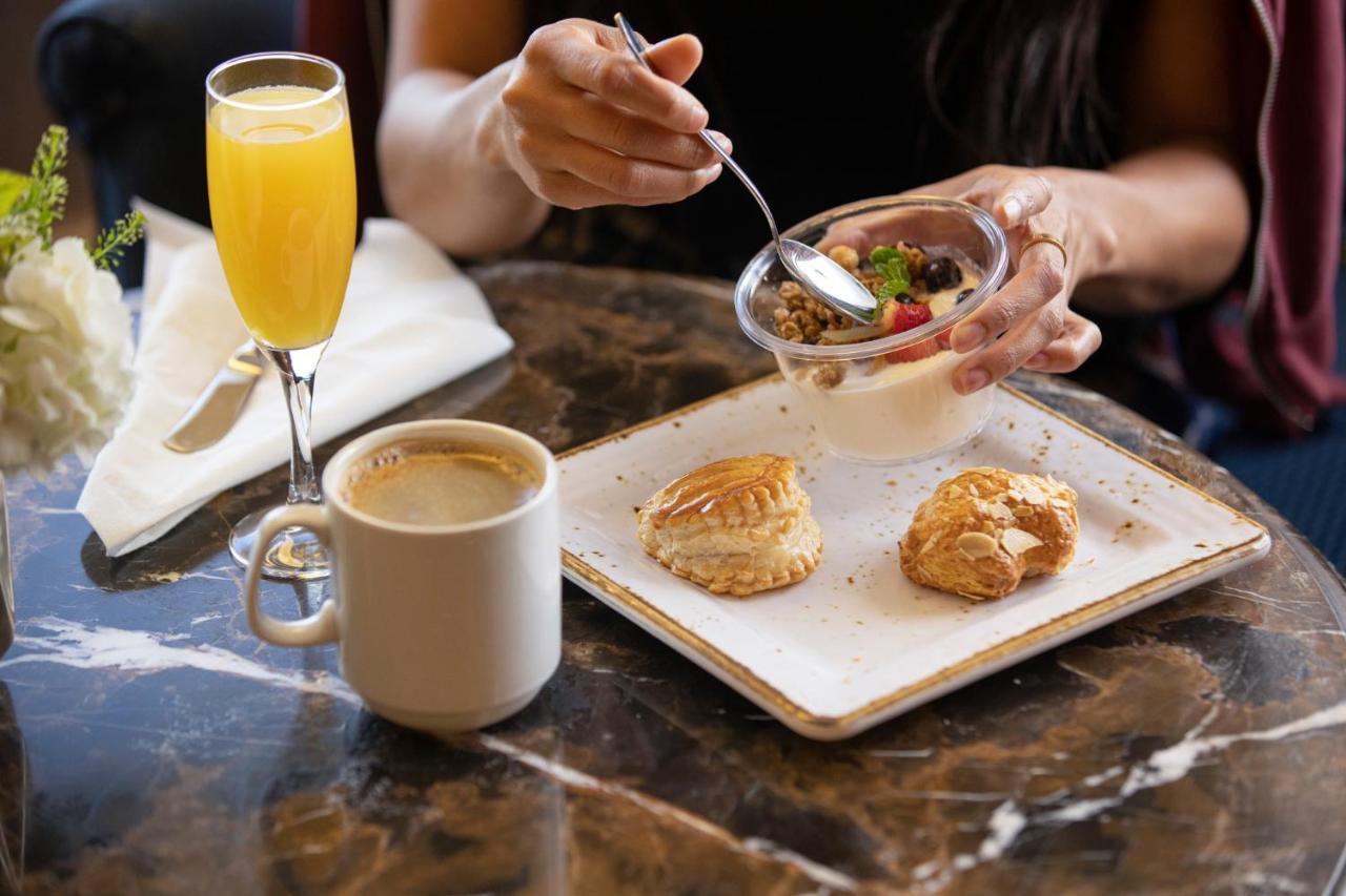 Hotel The Palazzo at The Venetian® Las Vegas Esterno foto A woman eating breakfast