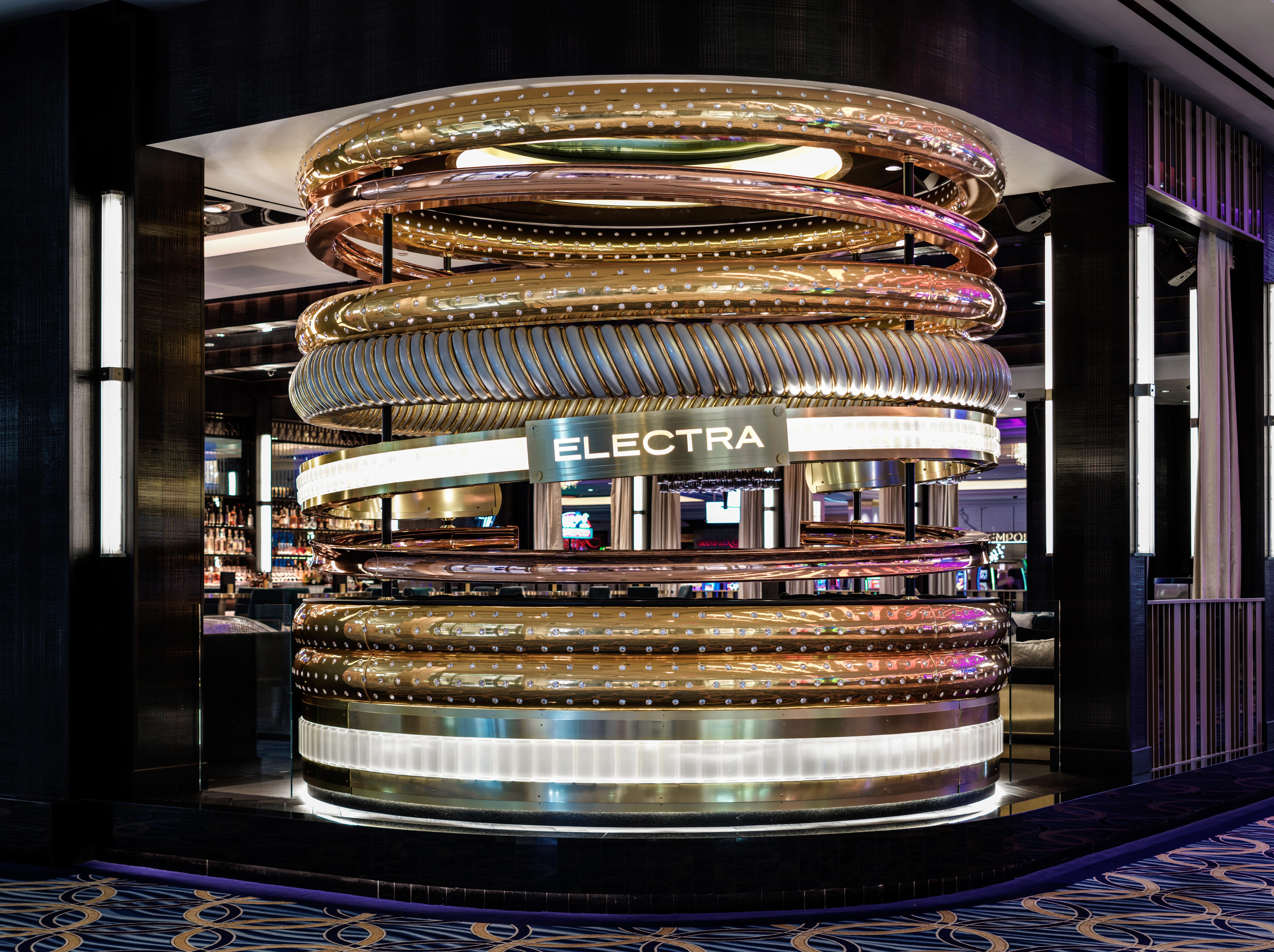 Hotel The Palazzo at The Venetian® Las Vegas Esterno foto The photo shows a stylish and modern bar or lounge area with a prominent circular structure that features multiple intertwined rings. This structure is designed with a mix of metallic elements, including gold and silver tones, which creates a visuall