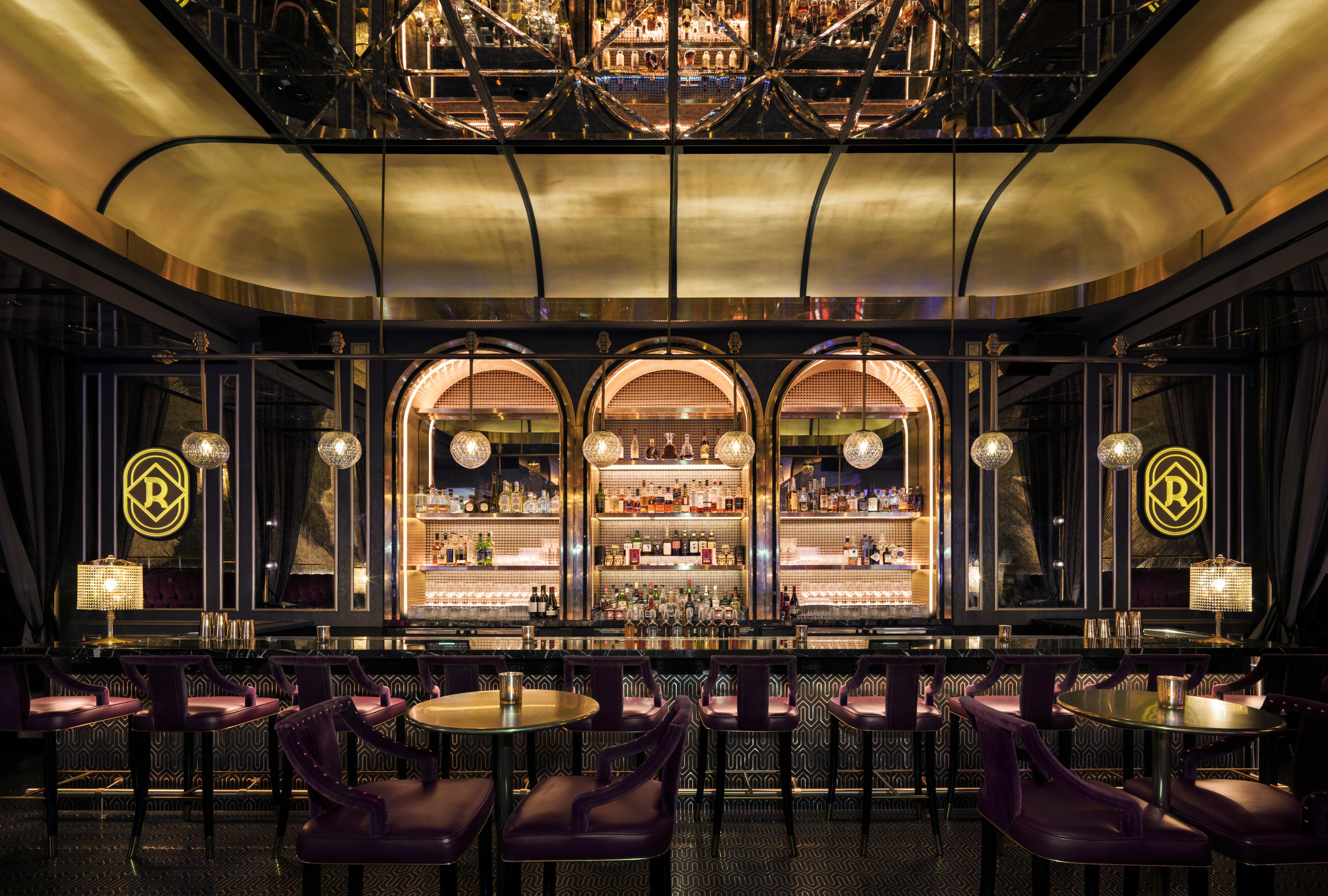 Hotel The Palazzo at The Venetian® Las Vegas Esterno foto The photo showcases a stylish and elegant interior of a bar or restaurant. The space features a sleek bar area with an arch design, beautifully illuminated shelving displaying various bottles of spirits. The lighting is warm, creating a welcoming atm