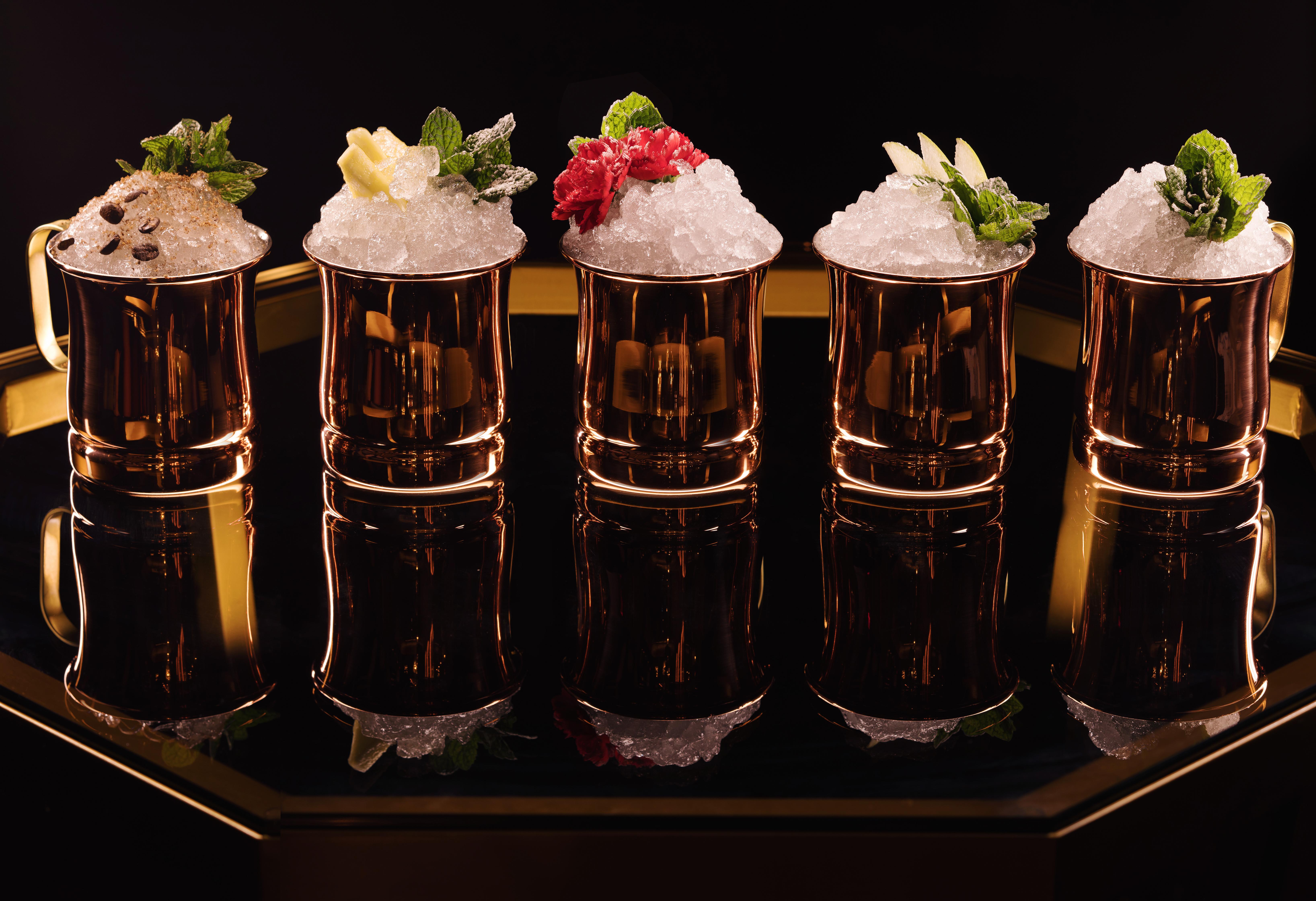 Hotel The Palazzo at The Venetian® Las Vegas Esterno foto The photo showcases five elegant metal cups filled with crushed ice. Each cup is adorned with a different garnish, including herbs and edible flowers, adding vibrant colors and textures to the presentation. The cups are arranged on a reflective surfa