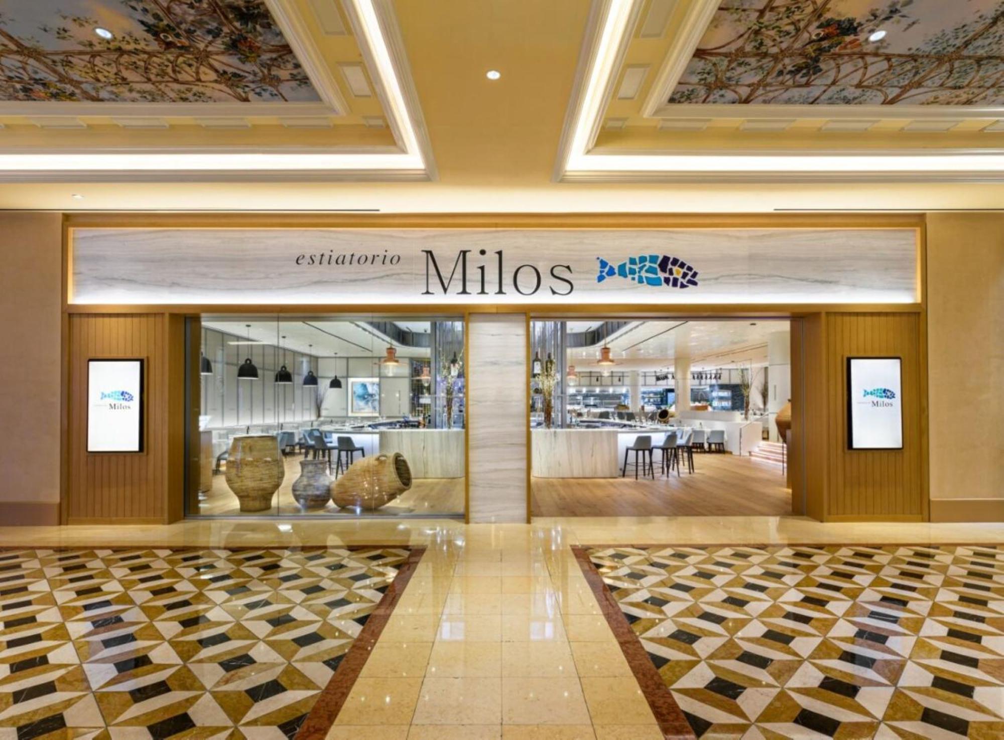 Hotel The Palazzo at The Venetian® Las Vegas Esterno foto The image shows the entrance to a restaurant named "Milos." The exterior features a modern and elegant design, with a prominent sign displaying the restaurant's name. There are two large digital screens on either side of the entrance. The floor is de